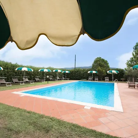 בית נופש Rustic In With Swimming Pool מאג'ונה