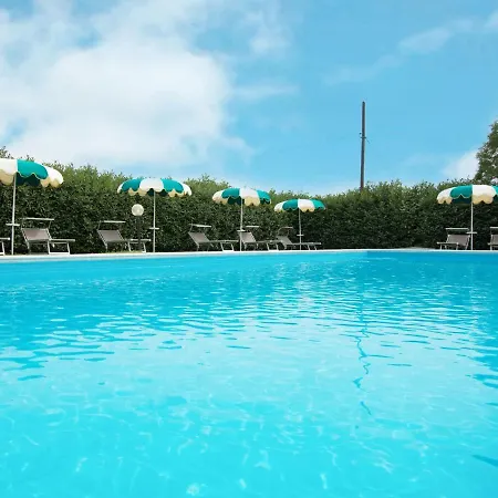 בית נופש Rustic In With Swimming Pool