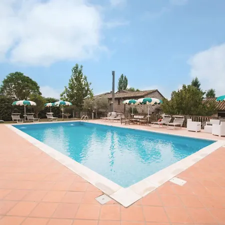 בית נופש Rustic In With Swimming Pool *